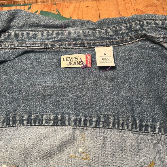 Handpainted southwestern desert scene shirt. Bohemian style Levi’s brand - Picture 3 of 5